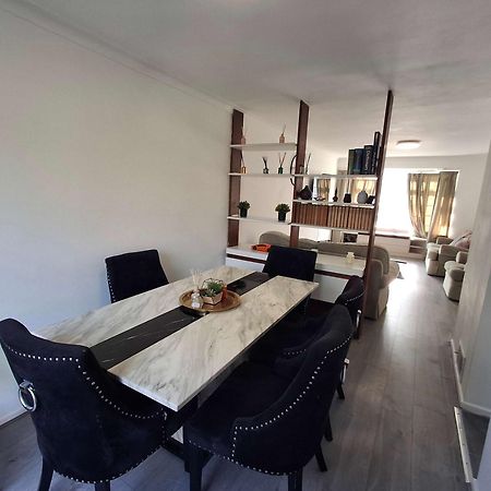 Nicely Decorated 3 Bedroom House Near Heathrow, London ستينس المظهر الخارجي الصورة