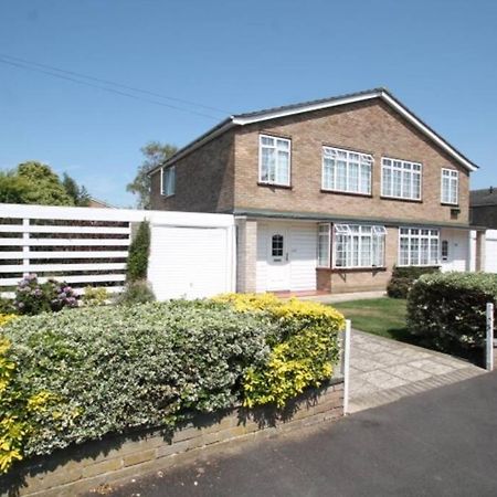 Nicely Decorated 3 Bedroom House Near Heathrow, London ستينس المظهر الخارجي الصورة