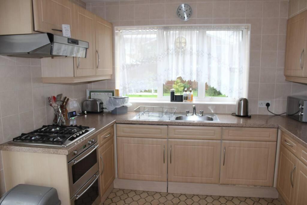 Nicely Decorated 3 Bedroom House Near Heathrow, London ستينس المظهر الخارجي الصورة