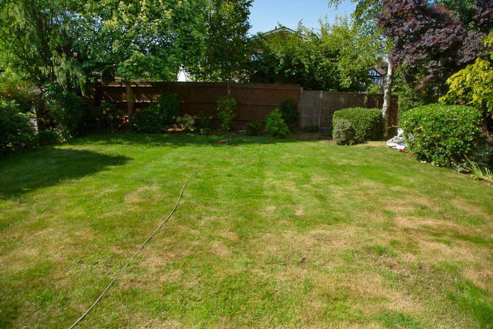 Nicely Decorated 3 Bedroom House Near Heathrow, London ستينس المظهر الخارجي الصورة