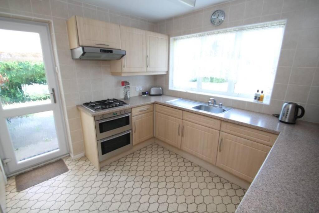 Nicely Decorated 3 Bedroom House Near Heathrow, London ستينس المظهر الخارجي الصورة