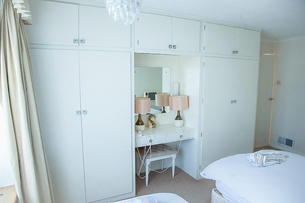 Nicely Decorated 3 Bedroom House Near Heathrow, London ستينس المظهر الخارجي الصورة
