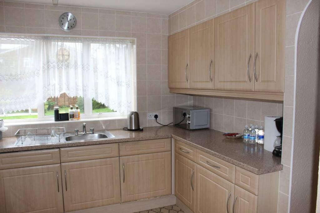 Nicely Decorated 3 Bedroom House Near Heathrow, London ستينس المظهر الخارجي الصورة