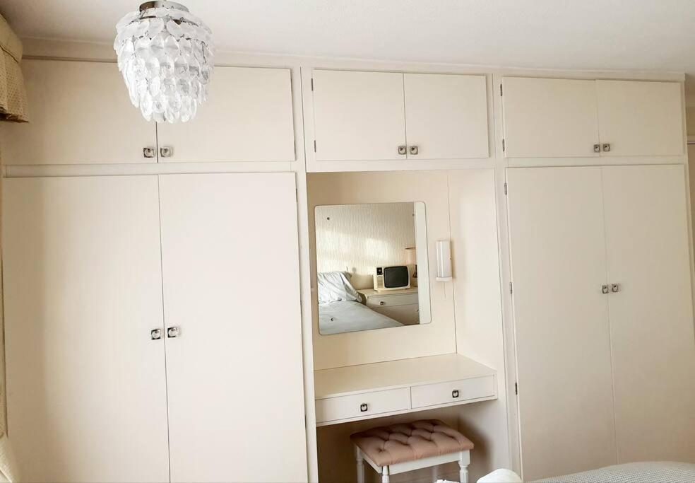 Nicely Decorated 3 Bedroom House Near Heathrow, London ستينس المظهر الخارجي الصورة