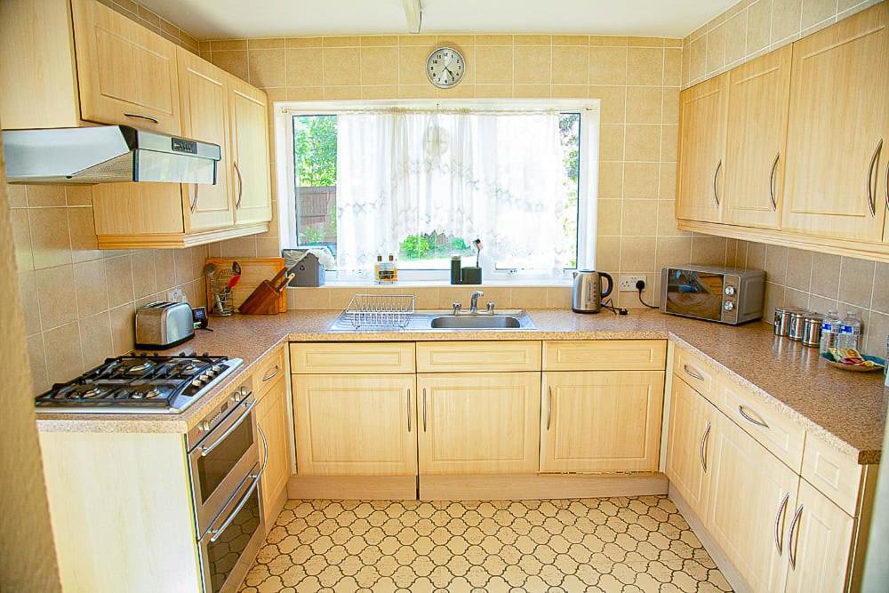 Nicely Decorated 3 Bedroom House Near Heathrow, London ستينس المظهر الخارجي الصورة