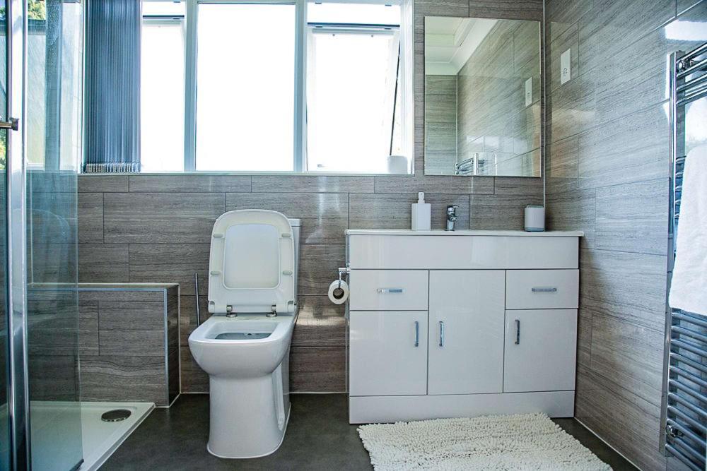 Nicely Decorated 3 Bedroom House Near Heathrow, London ستينس المظهر الخارجي الصورة