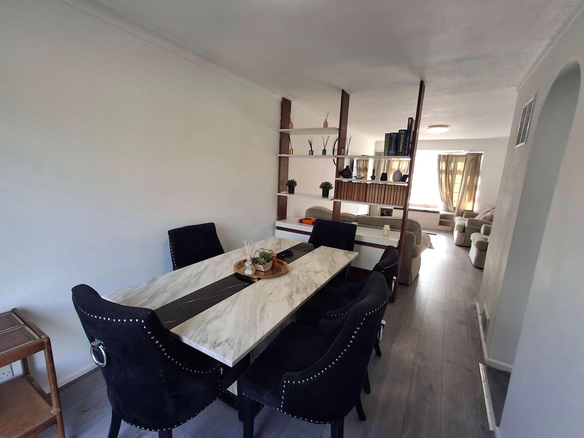 Nicely Decorated 3 Bedroom House Near Heathrow, London ستينس المظهر الخارجي الصورة