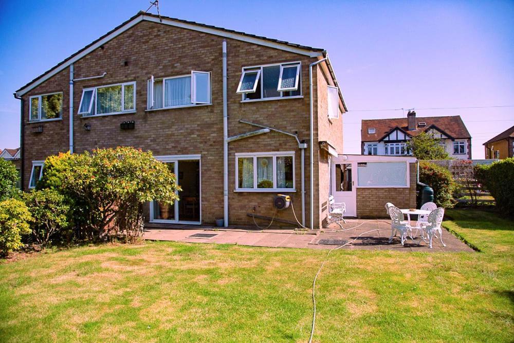 Nicely Decorated 3 Bedroom House Near Heathrow, London ستينس المظهر الخارجي الصورة