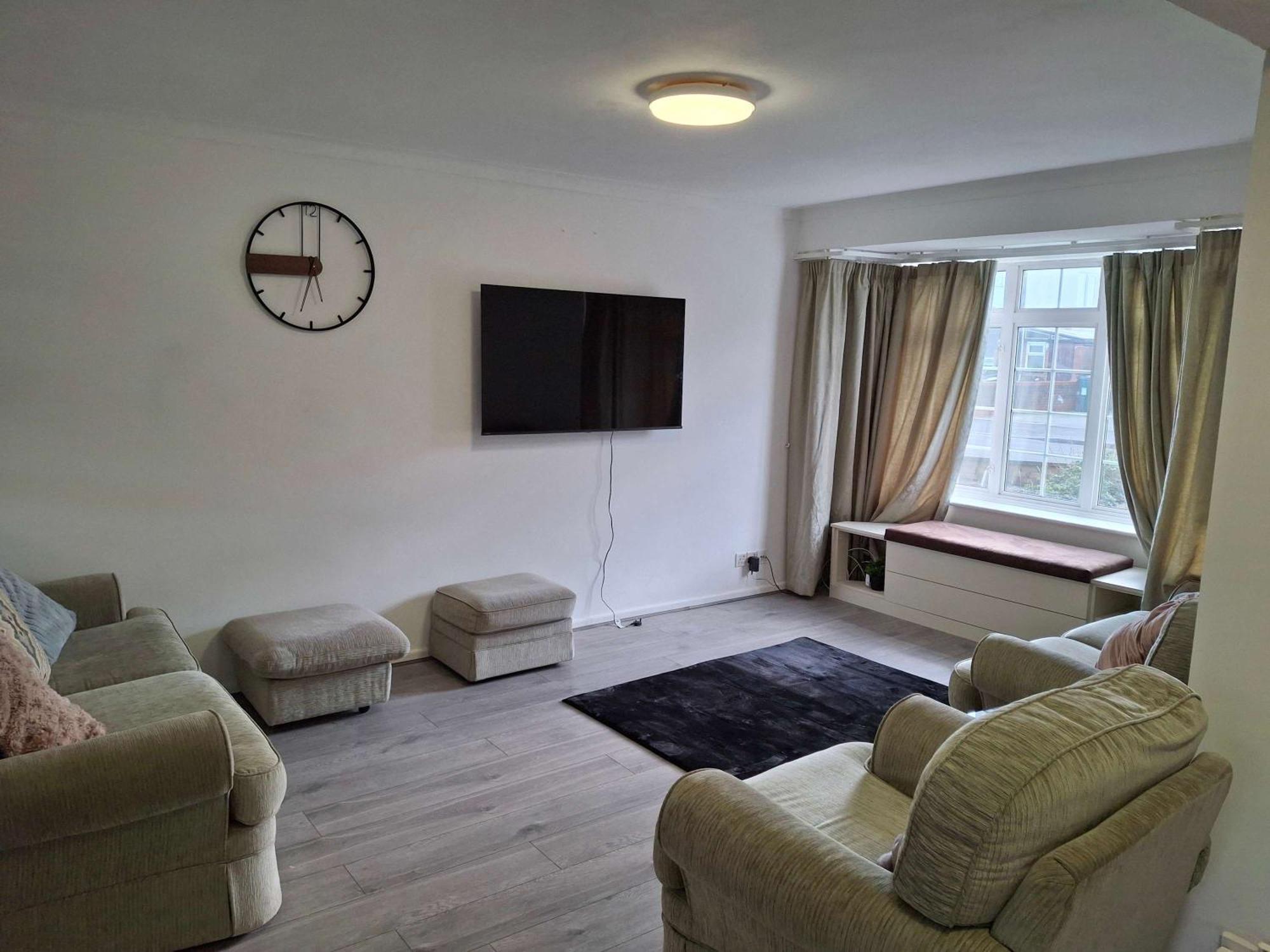 Nicely Decorated 3 Bedroom House Near Heathrow, London ستينس المظهر الخارجي الصورة