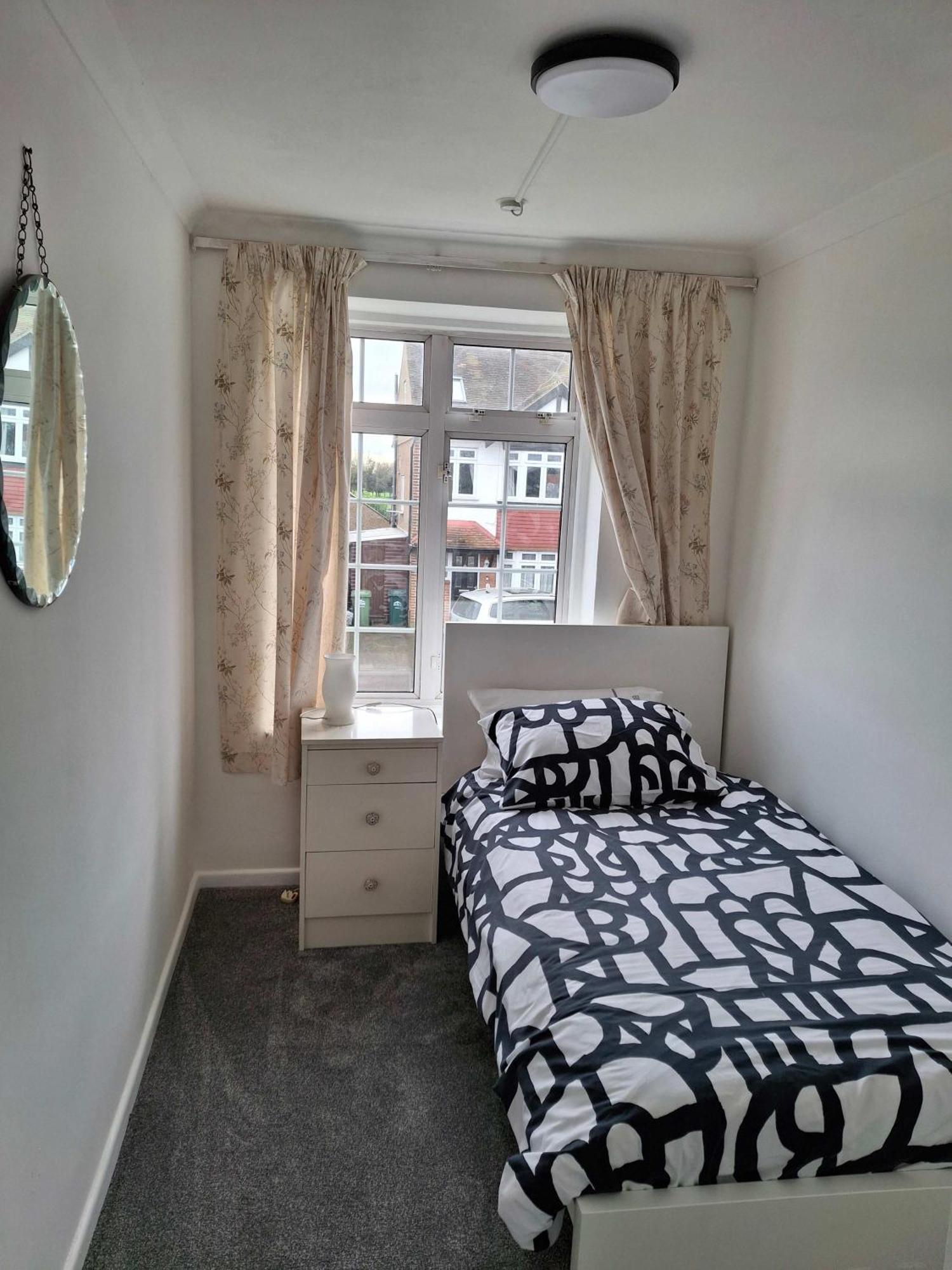 Nicely Decorated 3 Bedroom House Near Heathrow, London ستينس المظهر الخارجي الصورة