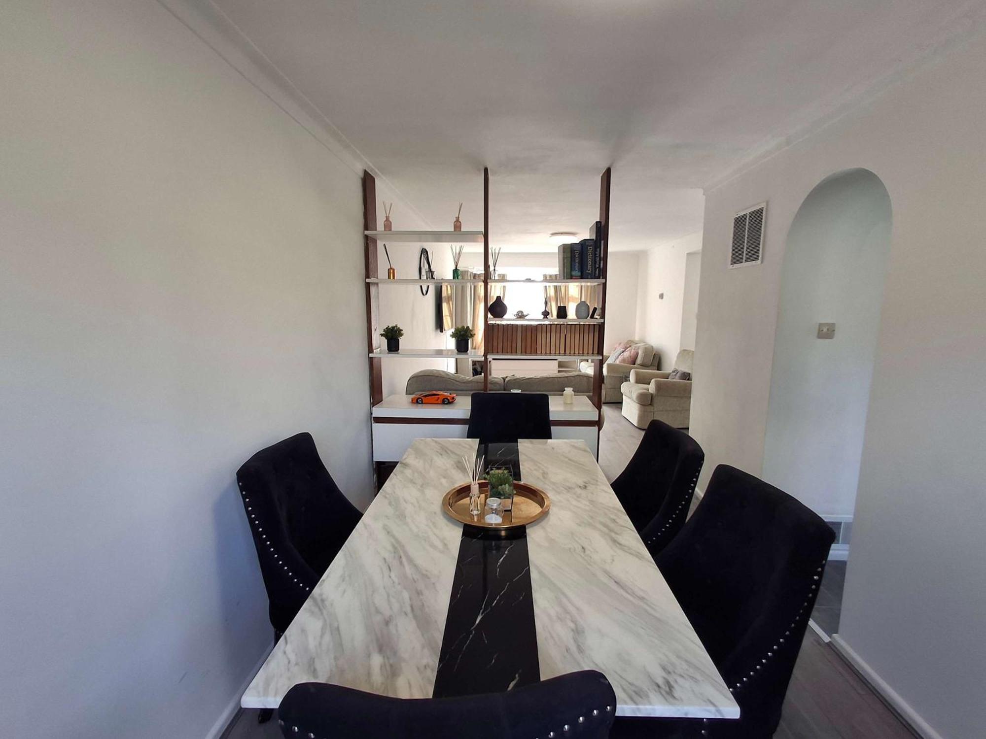Nicely Decorated 3 Bedroom House Near Heathrow, London ستينس المظهر الخارجي الصورة
