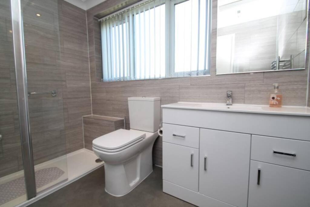 Nicely Decorated 3 Bedroom House Near Heathrow, London ستينس المظهر الخارجي الصورة