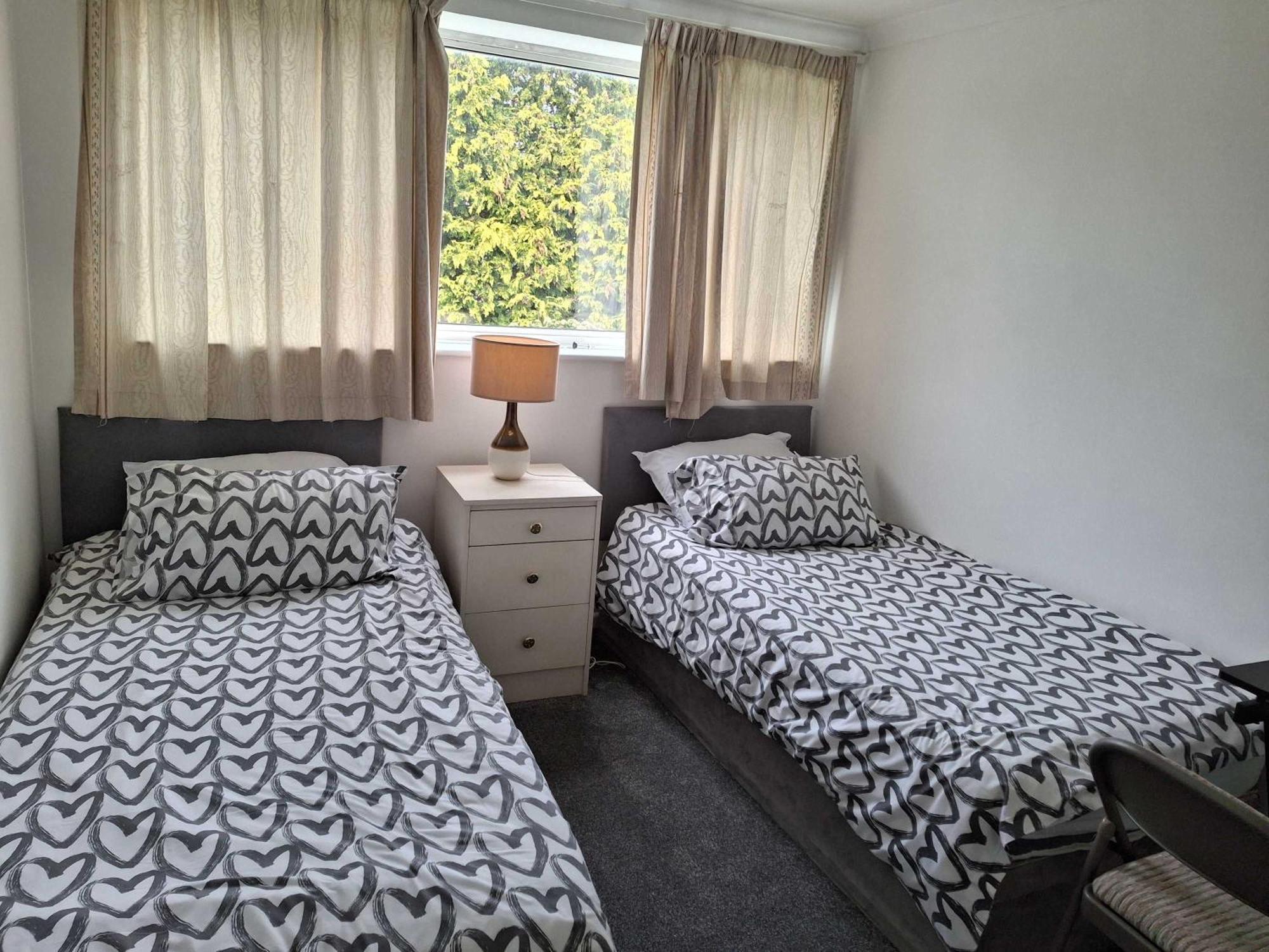 Nicely Decorated 3 Bedroom House Near Heathrow, London ستينس المظهر الخارجي الصورة