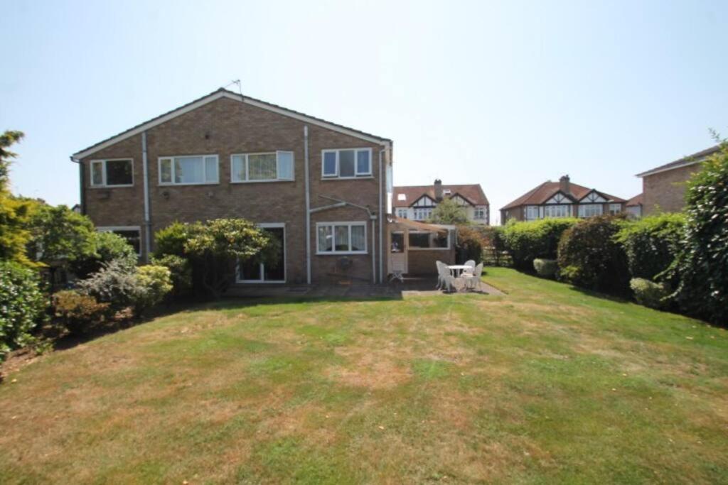 Nicely Decorated 3 Bedroom House Near Heathrow, London ستينس المظهر الخارجي الصورة